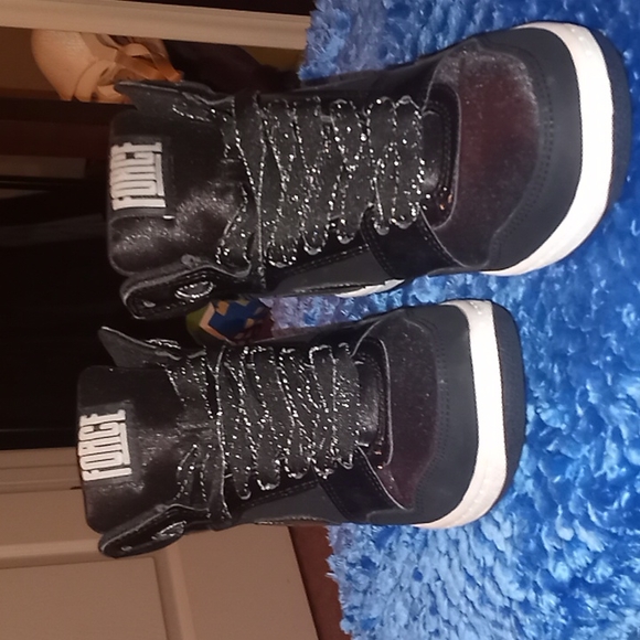 Nikes - Picture 2 of 6